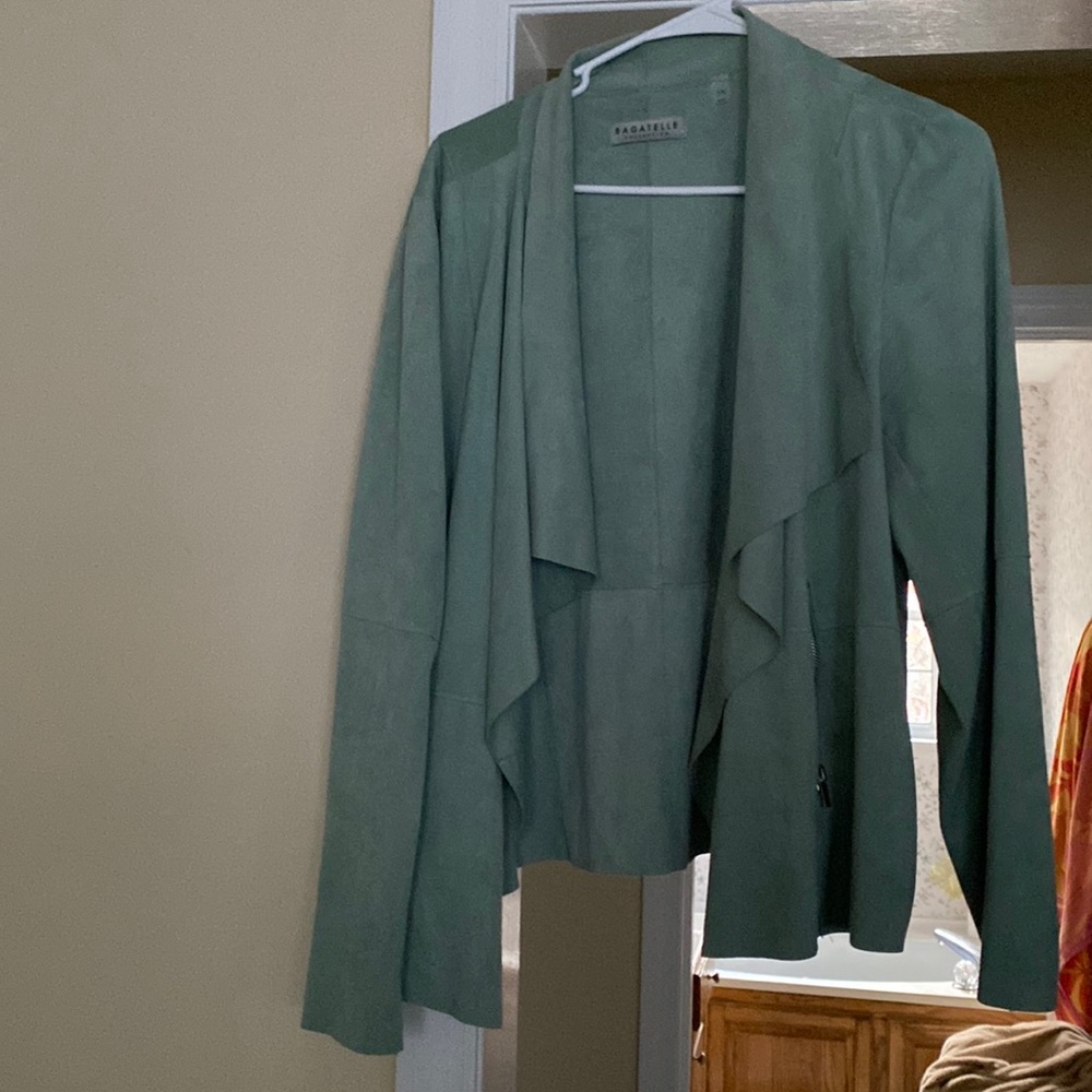 Polyester and spandex sueded jacket with zipper pockets and large collar